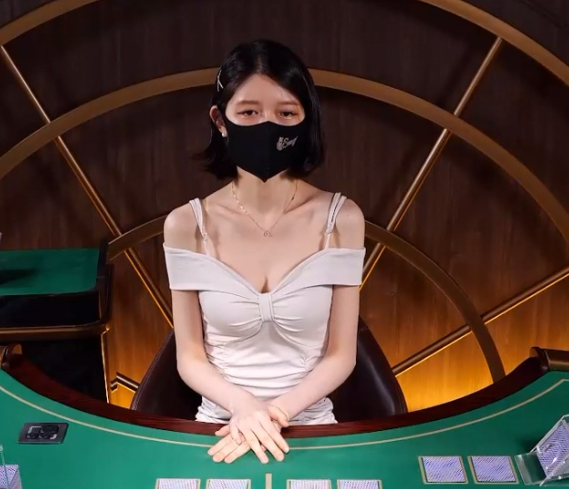 딜러 의상이 오늘도 예술